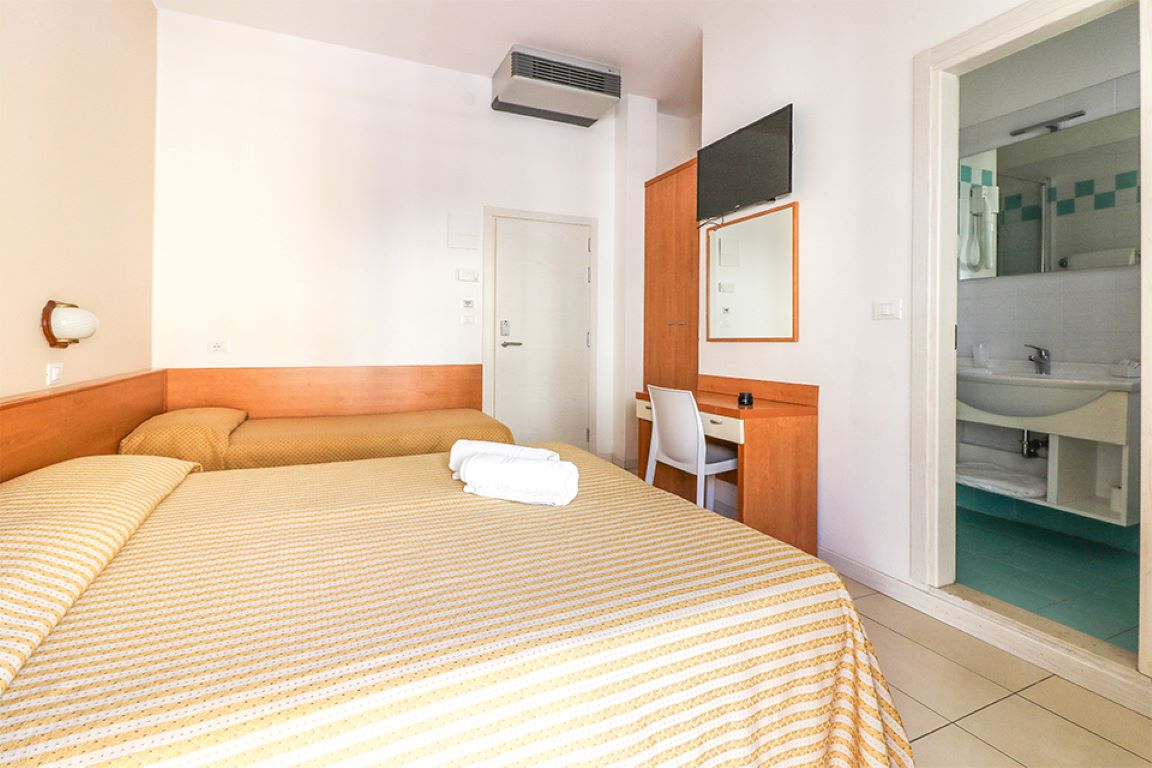 Hotel Jesulum-Trokrevetna Plus soba.jpg