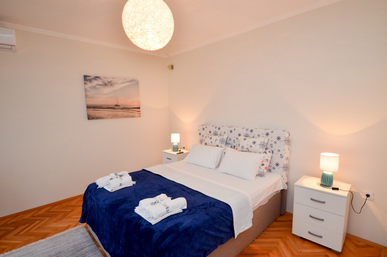 Apartments Tea Kotor dvosobni stan spavaća soba.jpg