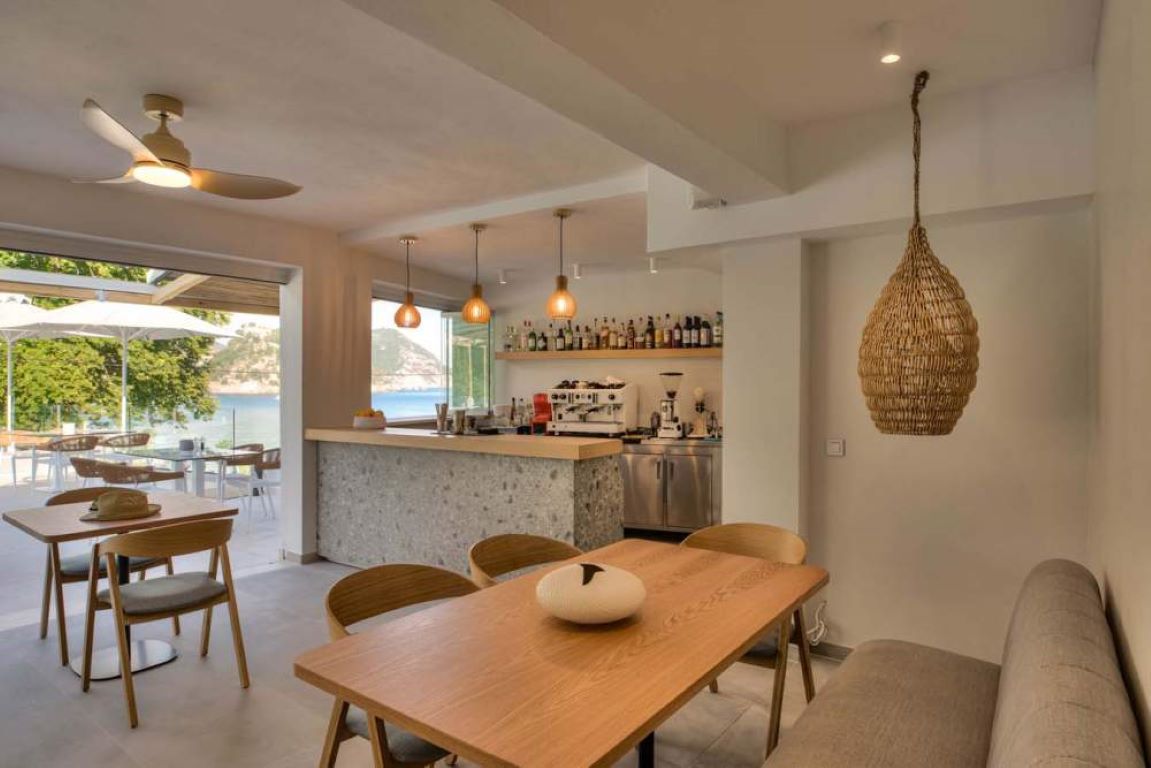 Alboro Seaside Suites-Bar.jpg
