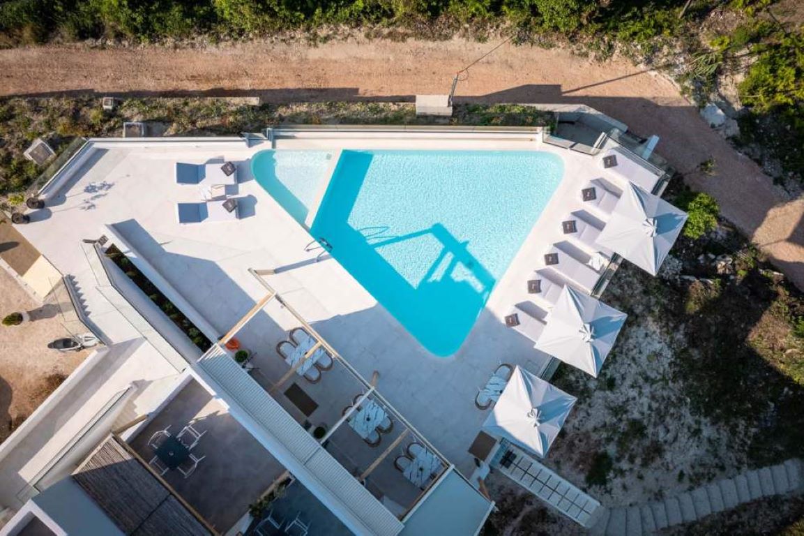 Alboro Seaside Suites-Bazen.jpg