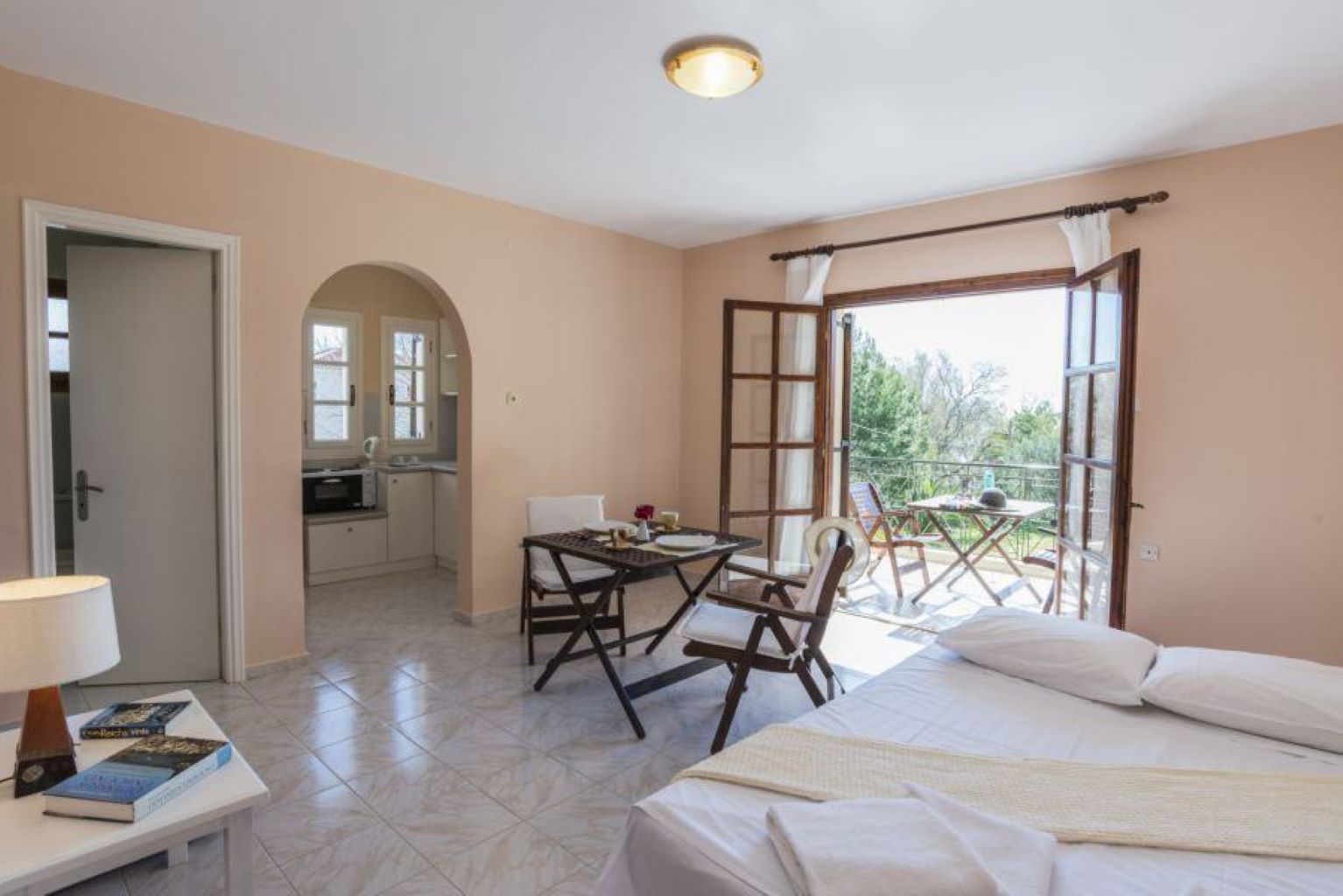 Albouro-Seafront-Apartments-izlaz na balkon-soba-.jpg