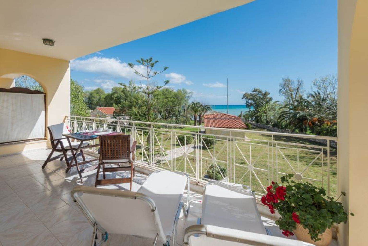 Albouro-Seafront-Apartments-pogled na more-.jpg