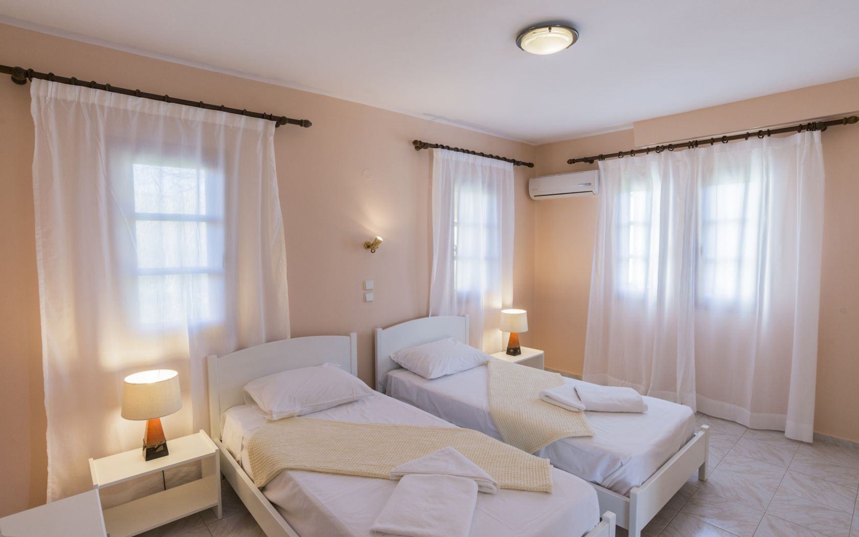 Albouro-Seafront-Apartments-spavaća soba.jpg