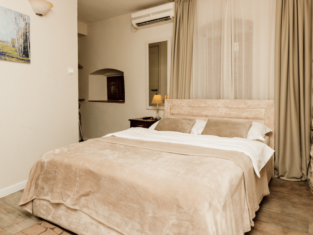 Antika Guesthouse dvokrevtena soba.png