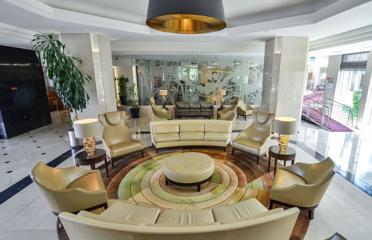 Hotel Crowne Plaza lobi.jpg