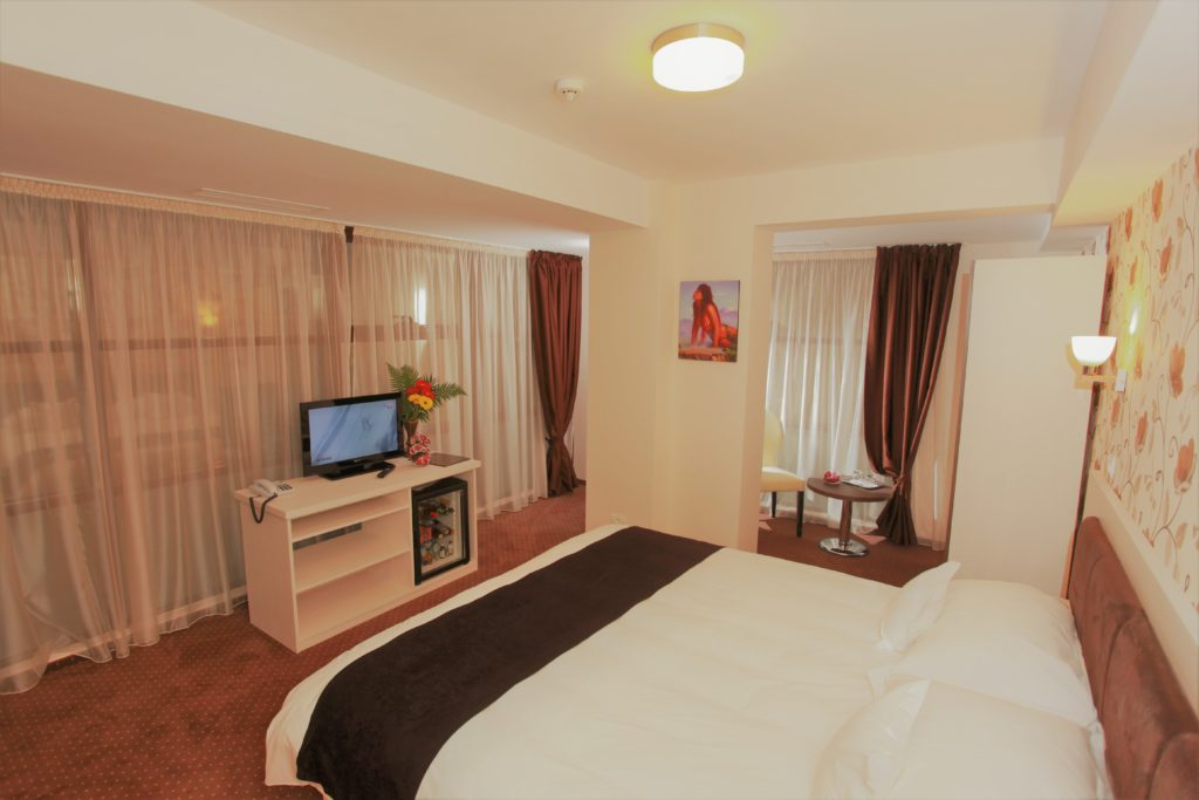West Plaza hotel dvokrevetna soba.jpg