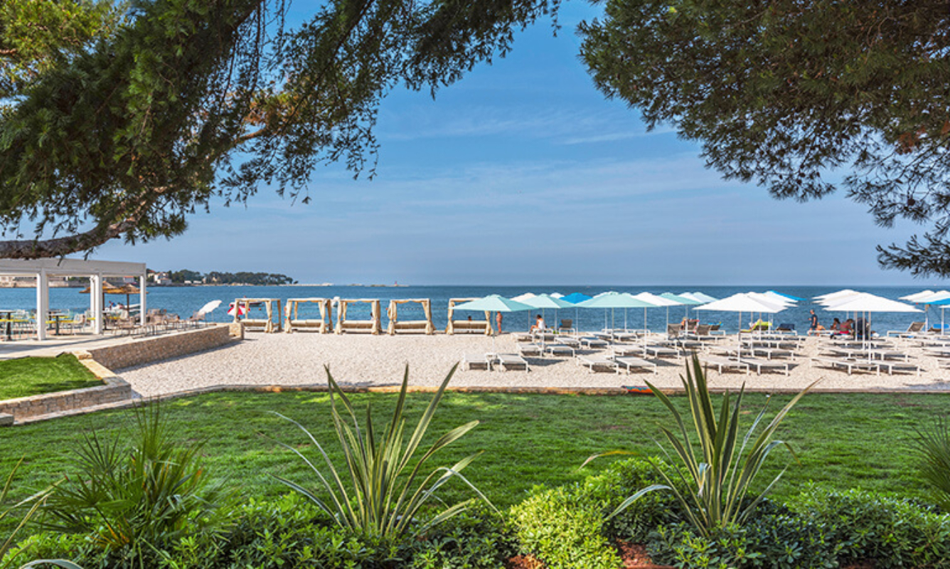 Valamar Parentino hotel plaža.jpg