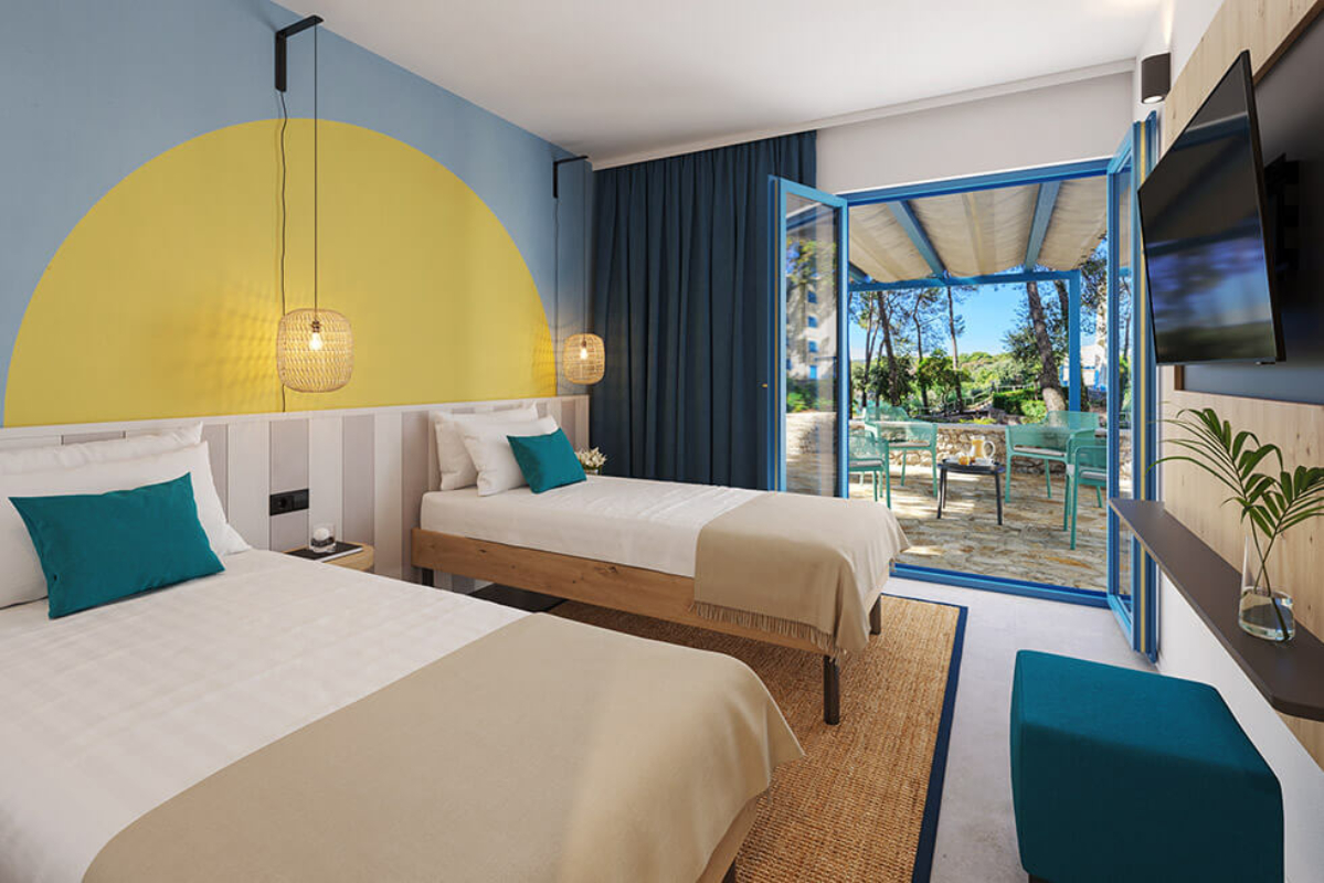Krk Sunny hotel apartman spavaća soba.jpg