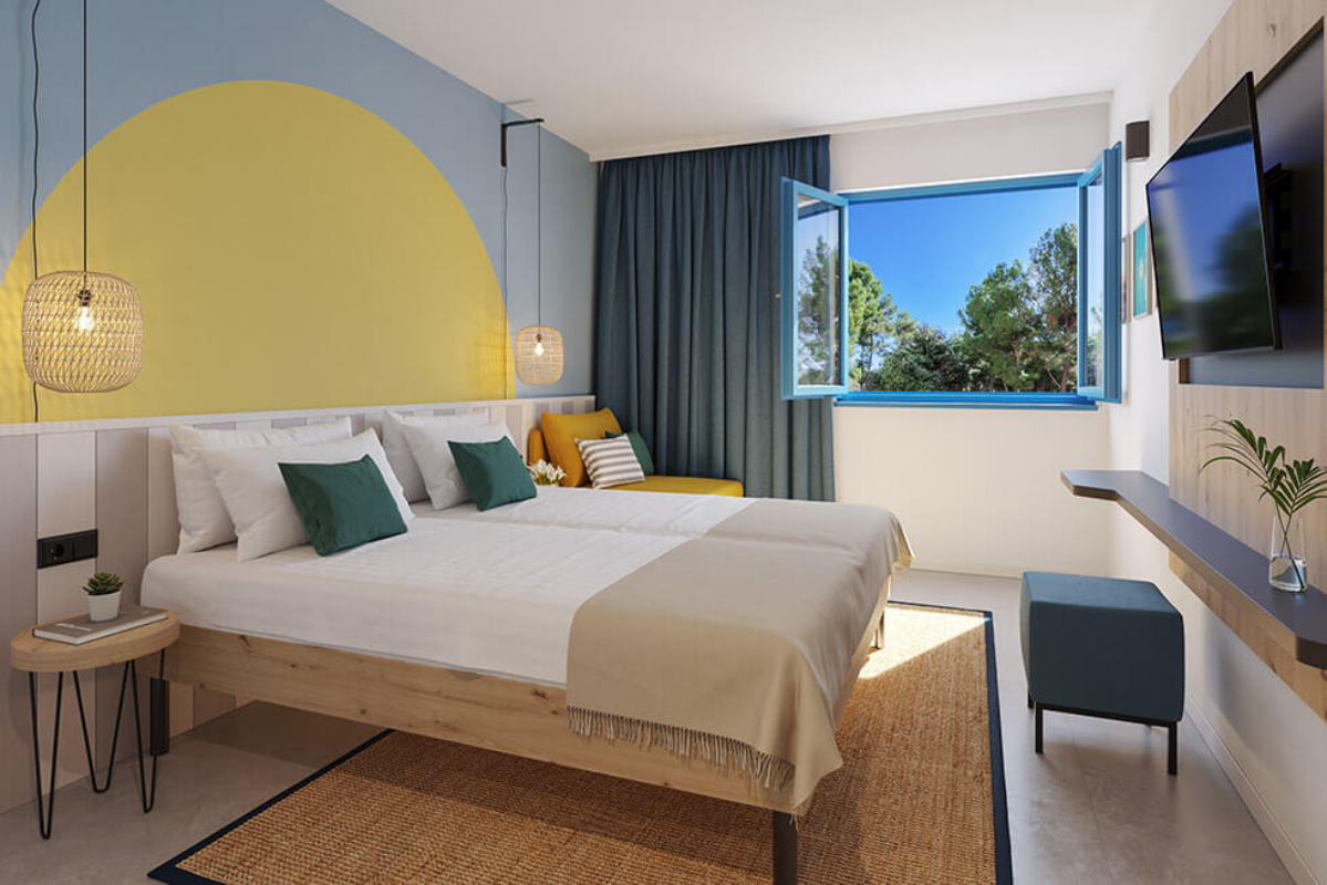 Krk Sunny hotel dvokrevetna soba sa pomoćnim ležajem.jpg