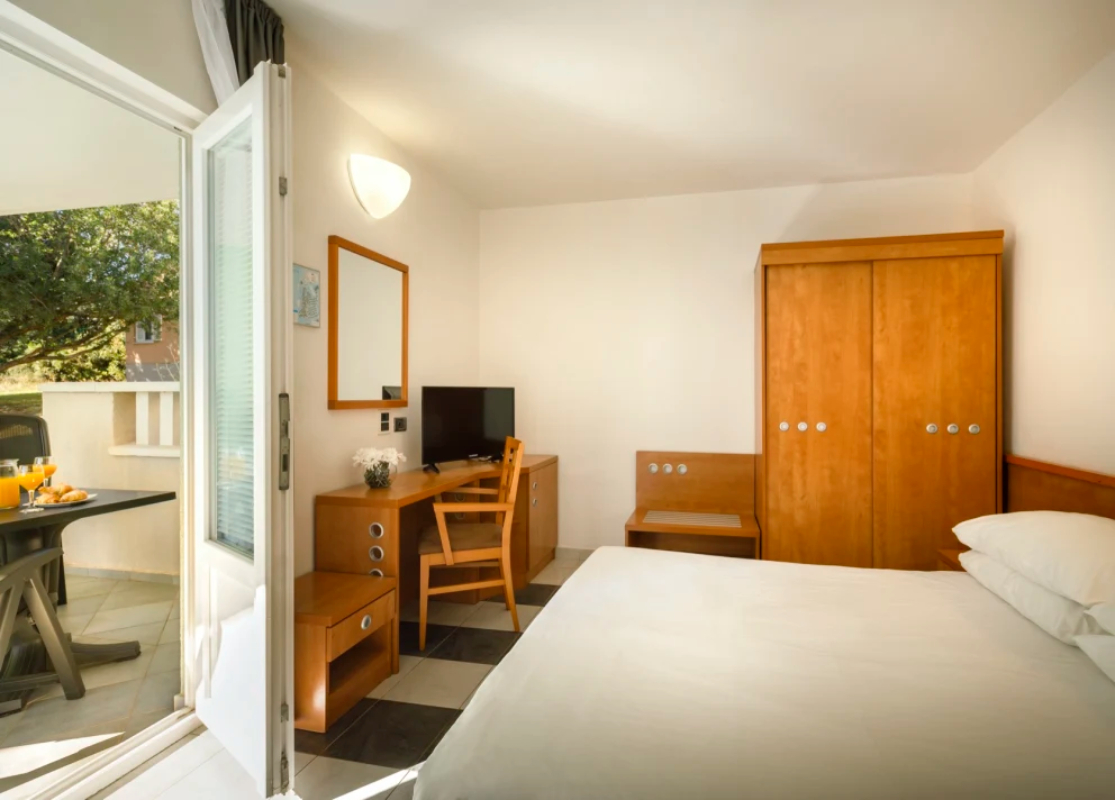Hotel Resort Amarin dvokrevetna soba.jpg