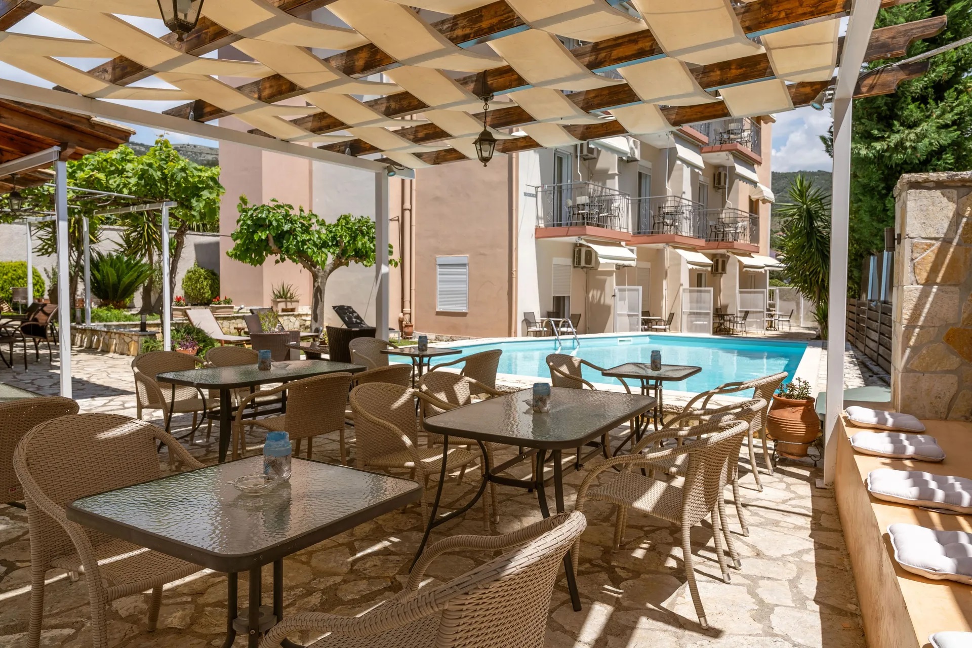 Harmony Apartments Sivota-Bar pored bazena.jpg