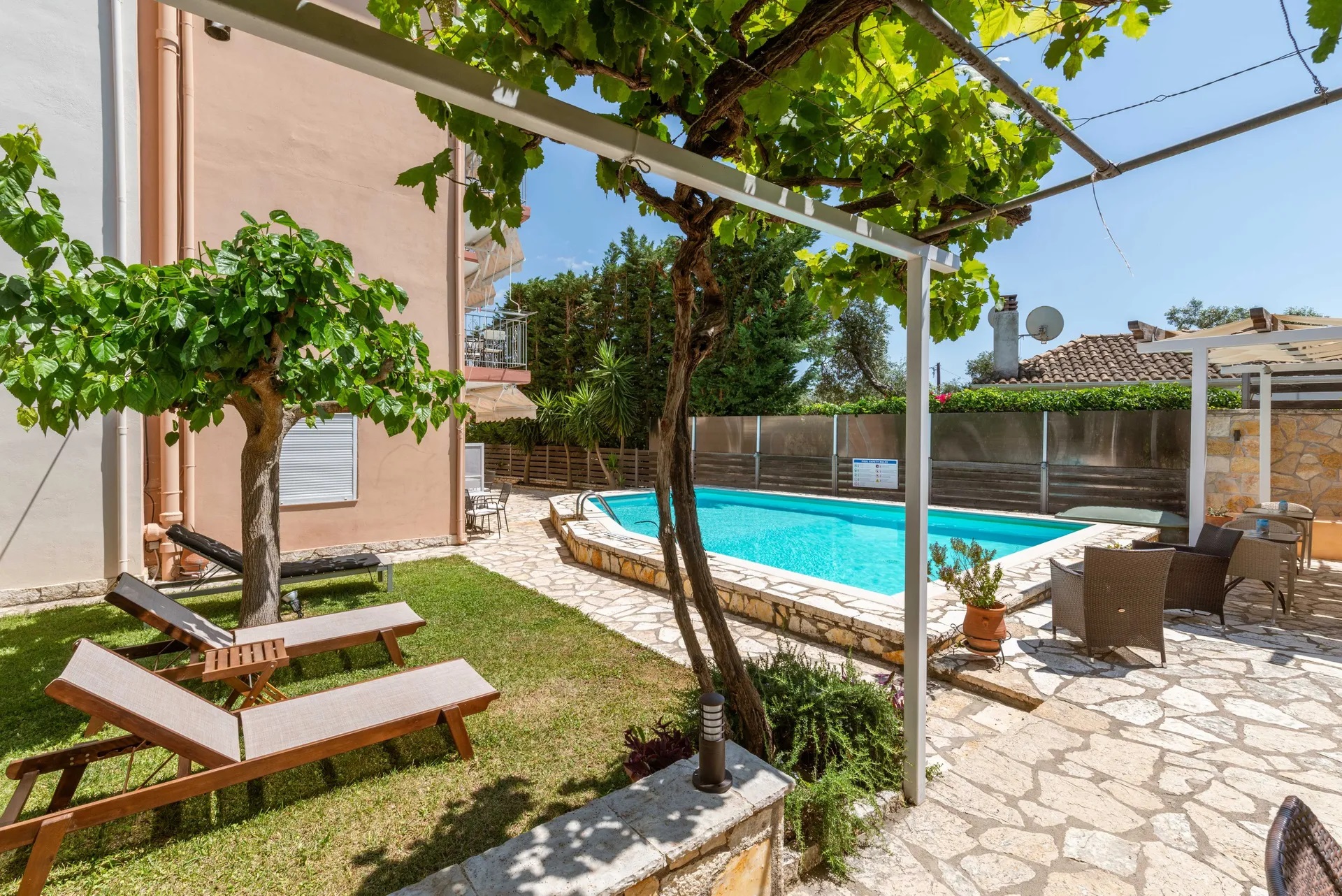 Harmony Apartments Sivota-Okolina hotela.jpg