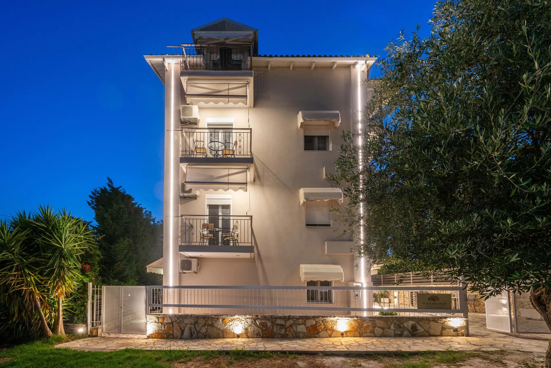 Harmony Apartments Sivota-Zgrada hotela nocu.jpg