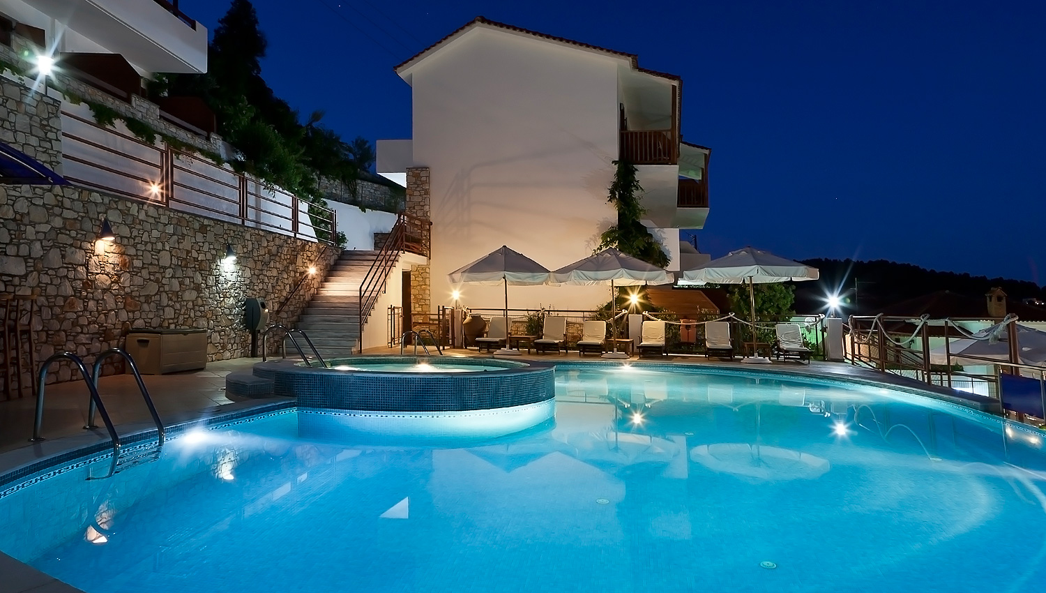 Magic Hotel Skiathos-Bazeni nocu.jpg