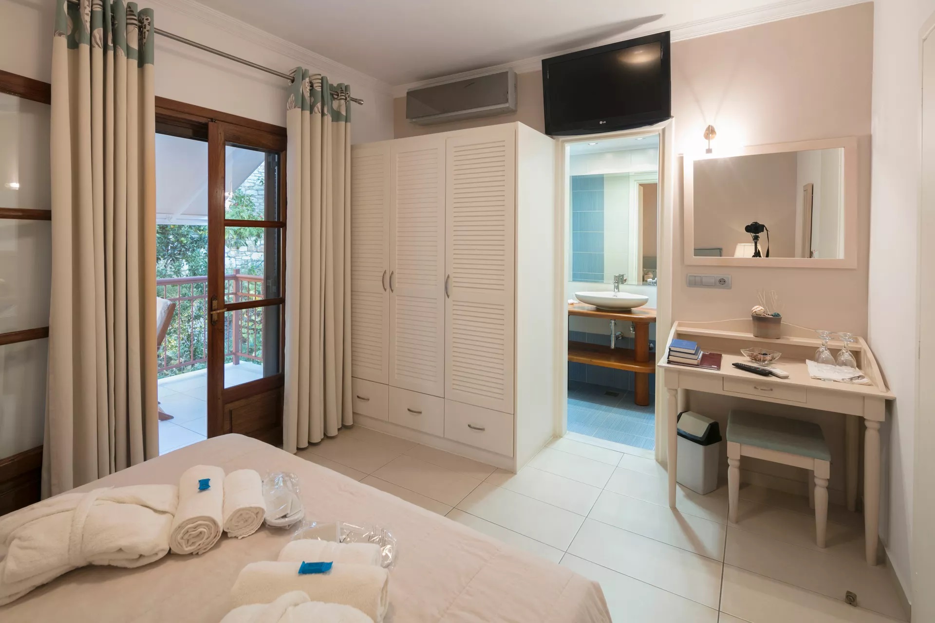 Magic Hotel Skiathos-Standardna soba pogled basta.jpg