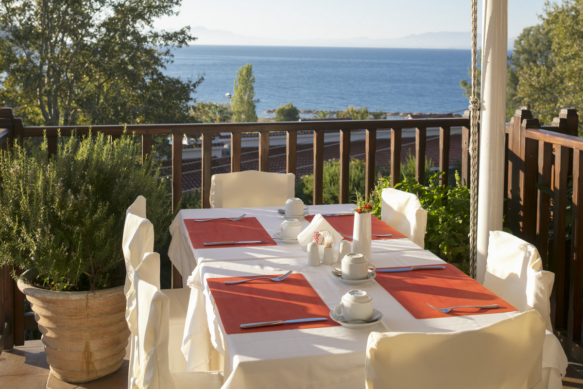Magic Hotel Skiathos-Terasa restorana.jpg