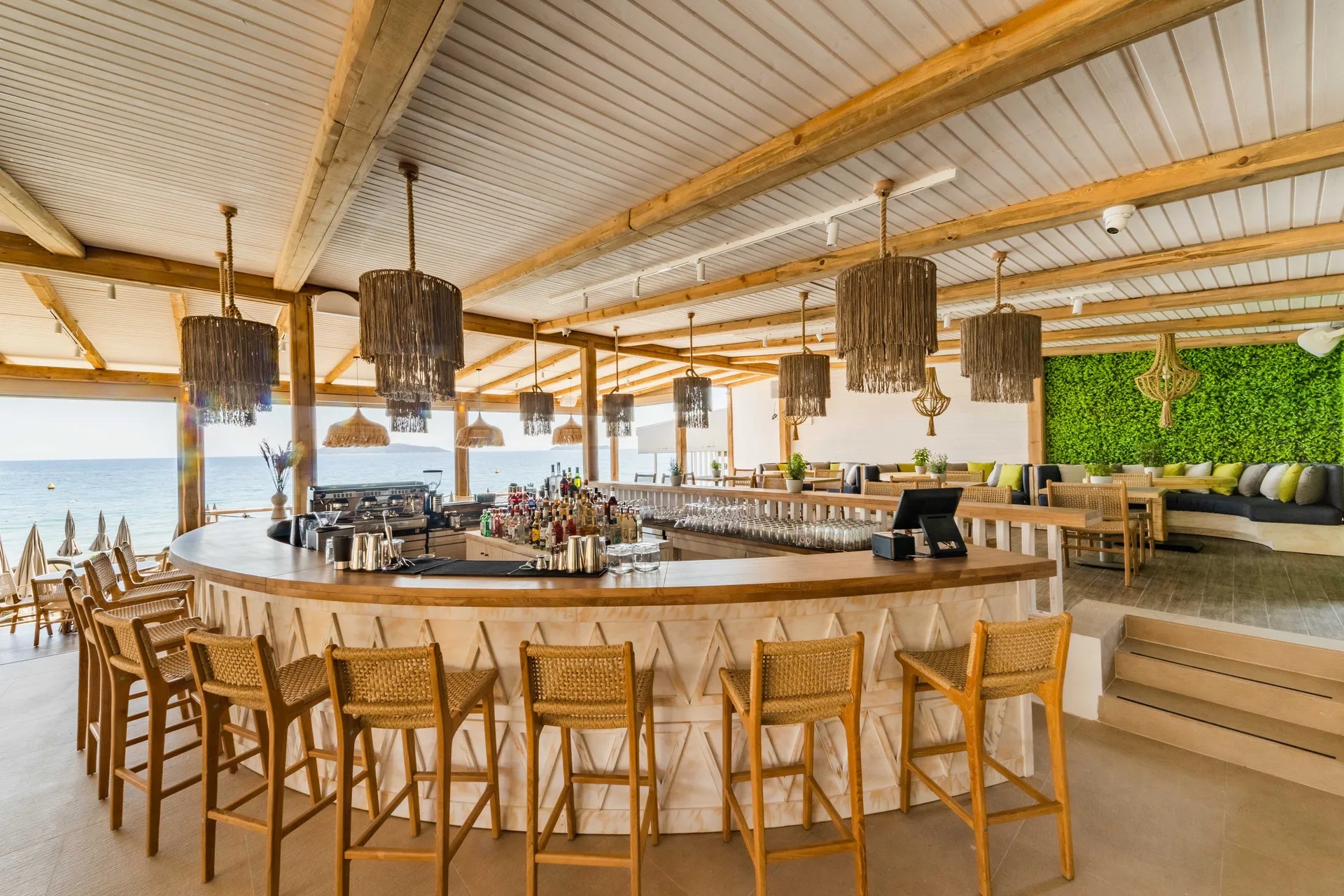 Skiathos Thalassa Cape-Bar na plazi.jpg
