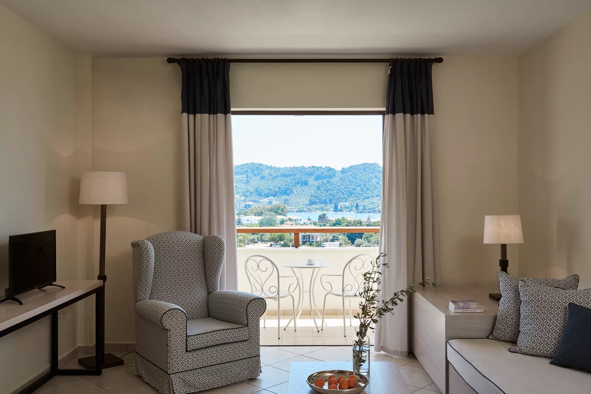 Skiathos Living-Deluxe suite pogled more.jpg