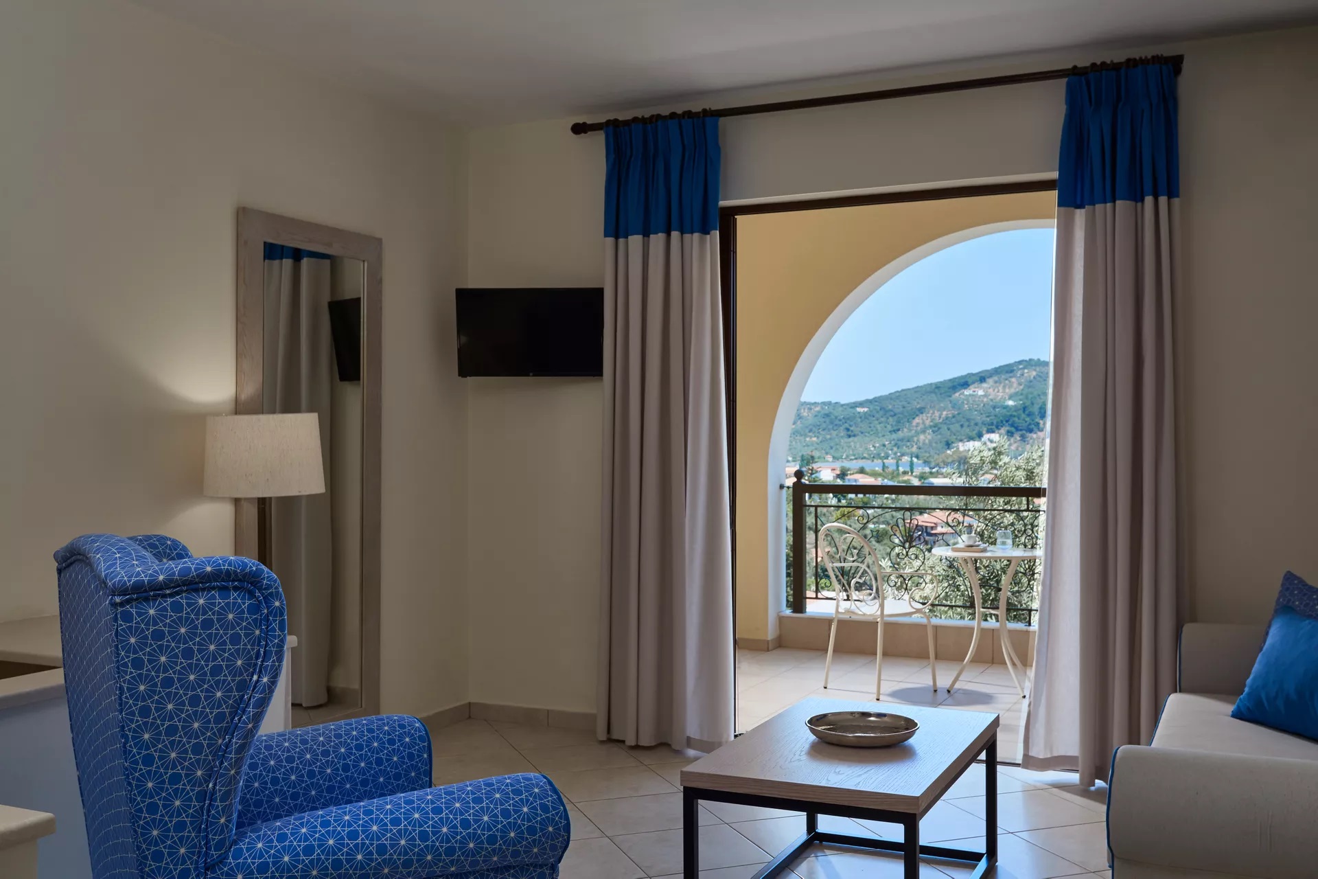 Skiathos Living-Dvosoban apartman pogled more.jpg