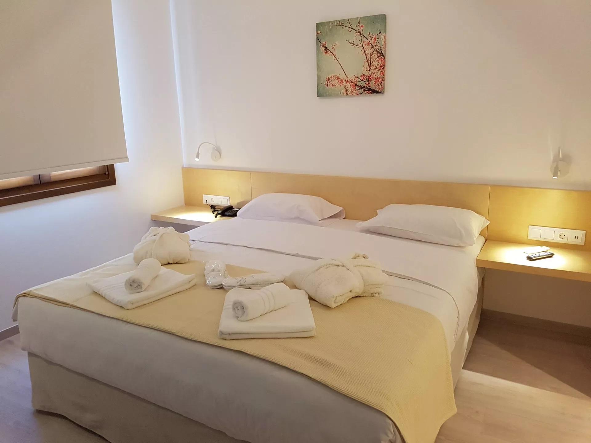 8kto Guest House Skiathos-Standardna soba prozor drugi sprat.jpg