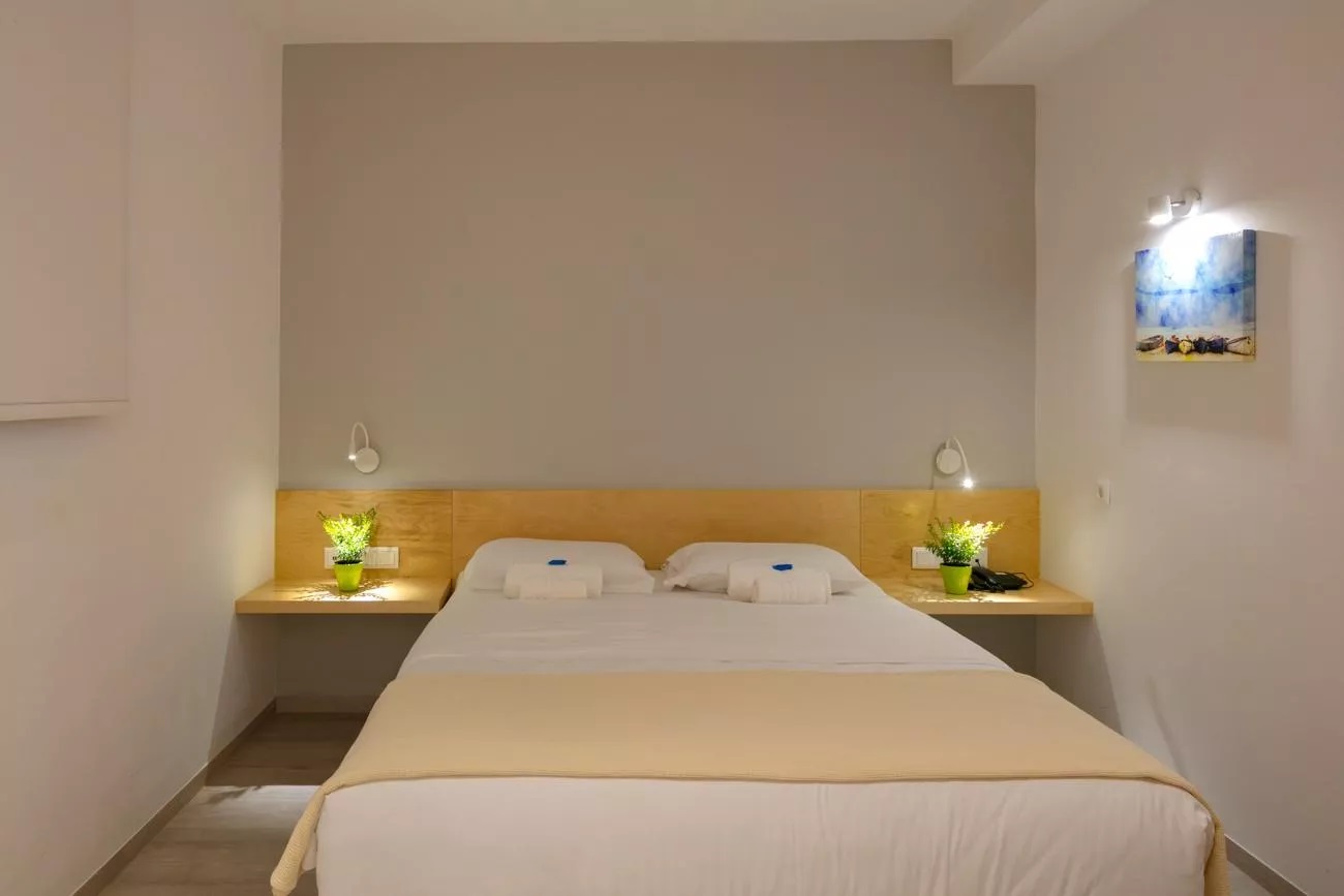 8kto Guest House Skiathos-Standardna soba prozor prizemlje.jpg