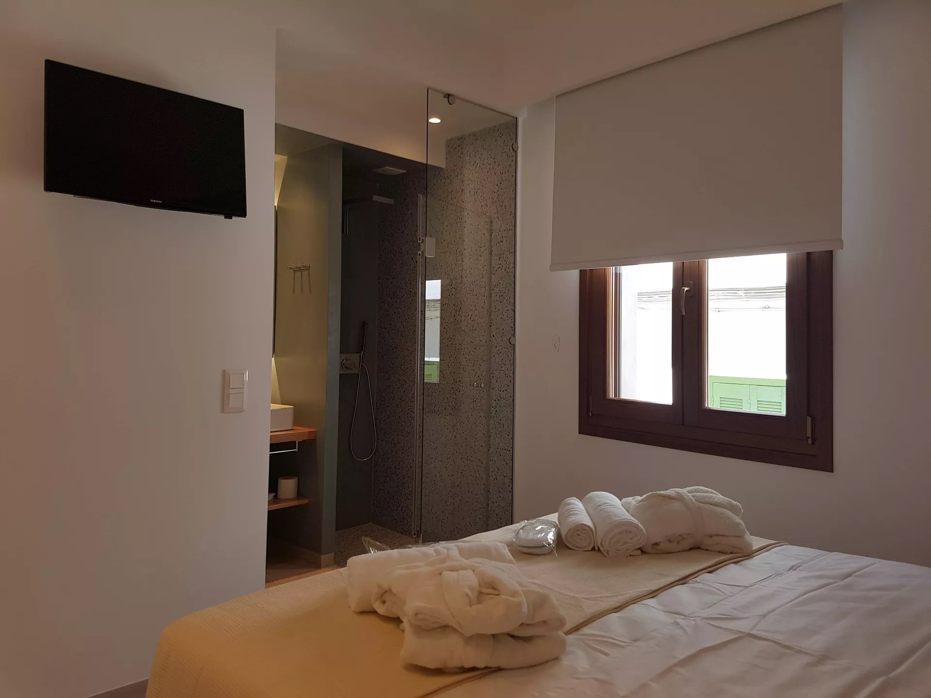 8kto Guest House Skiathos-Standardna soba prozor prvi sprat.jpg