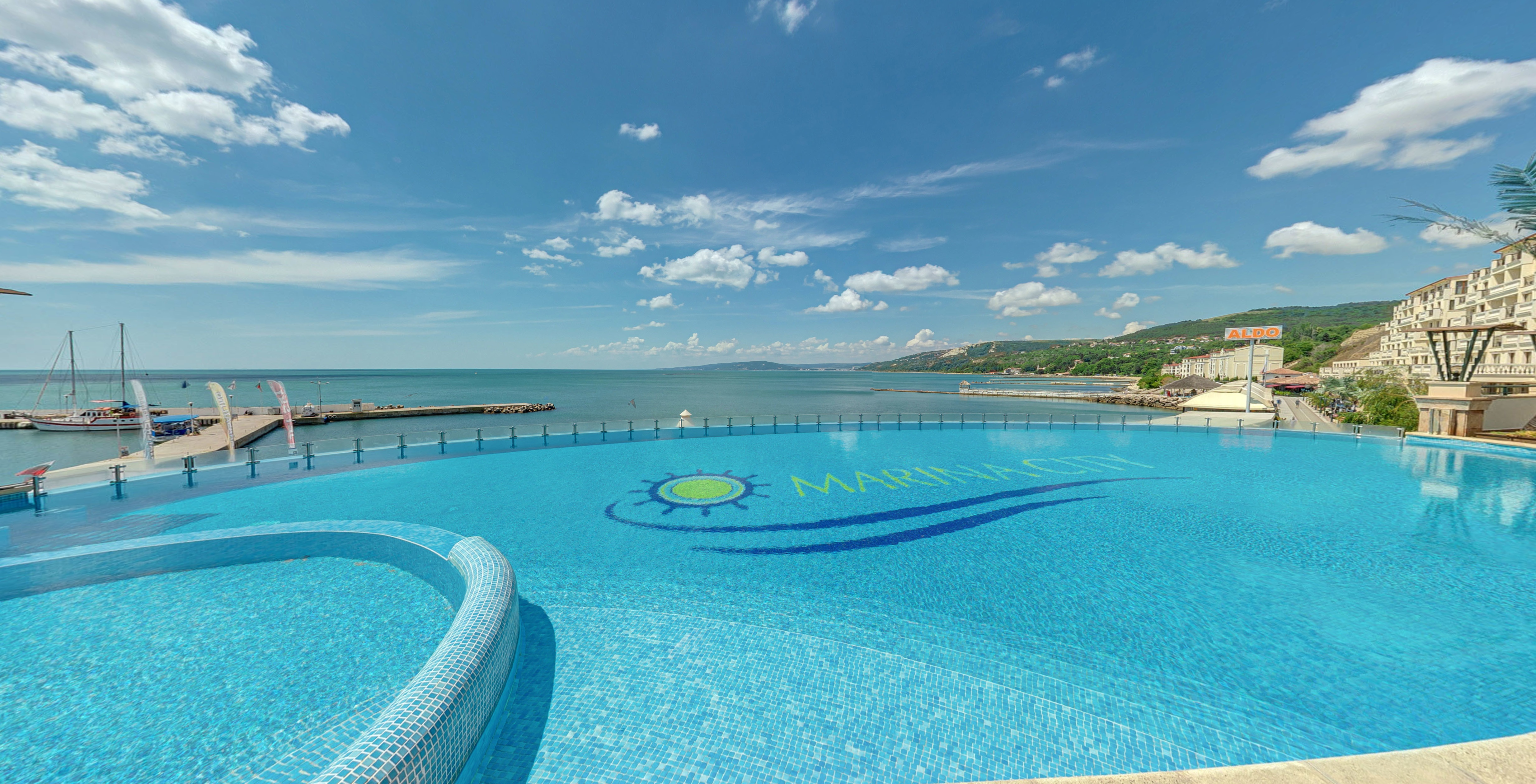 Marina City apart Hotel pool (2).jpg