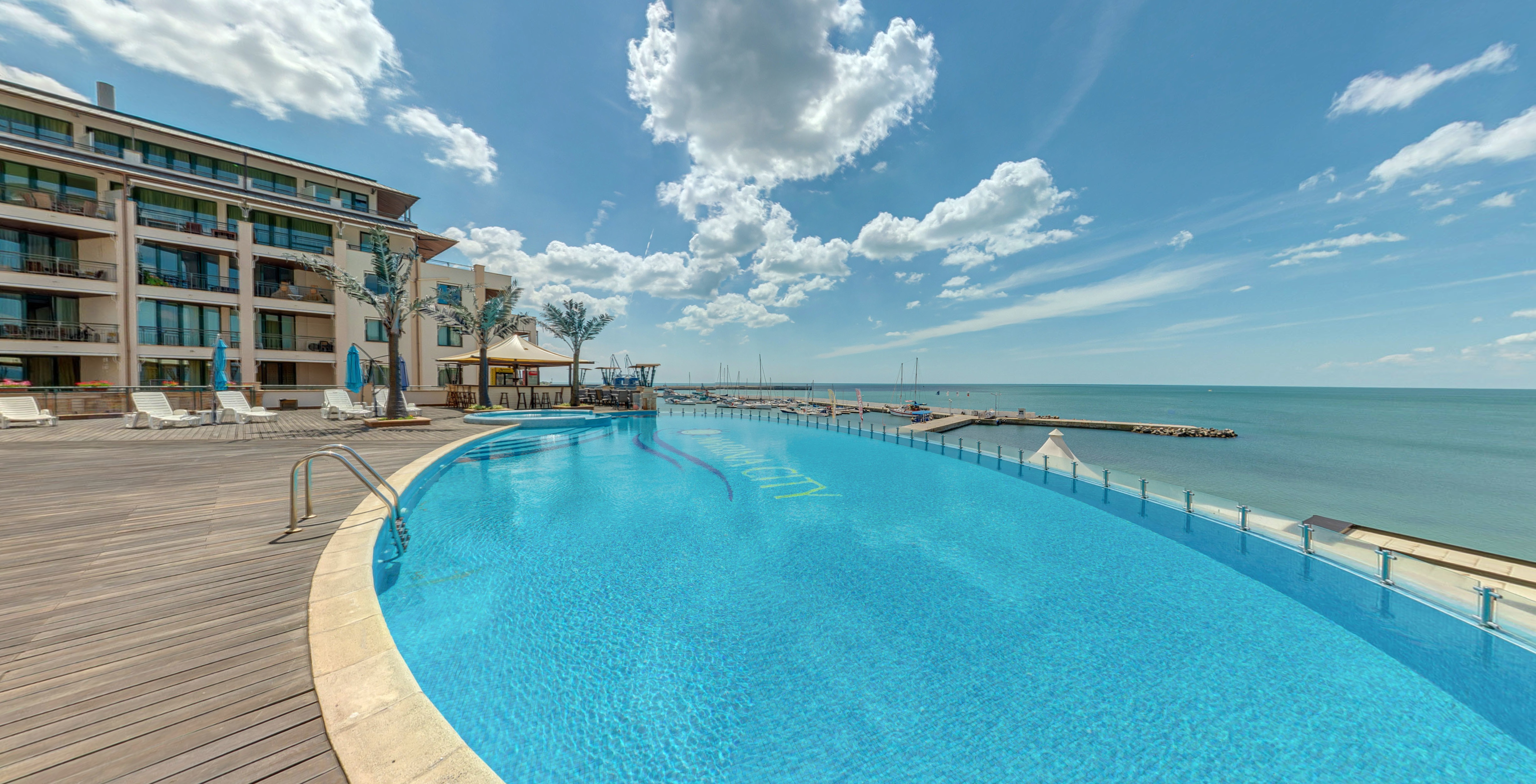 Marina City apart Hotel pool (3).jpg