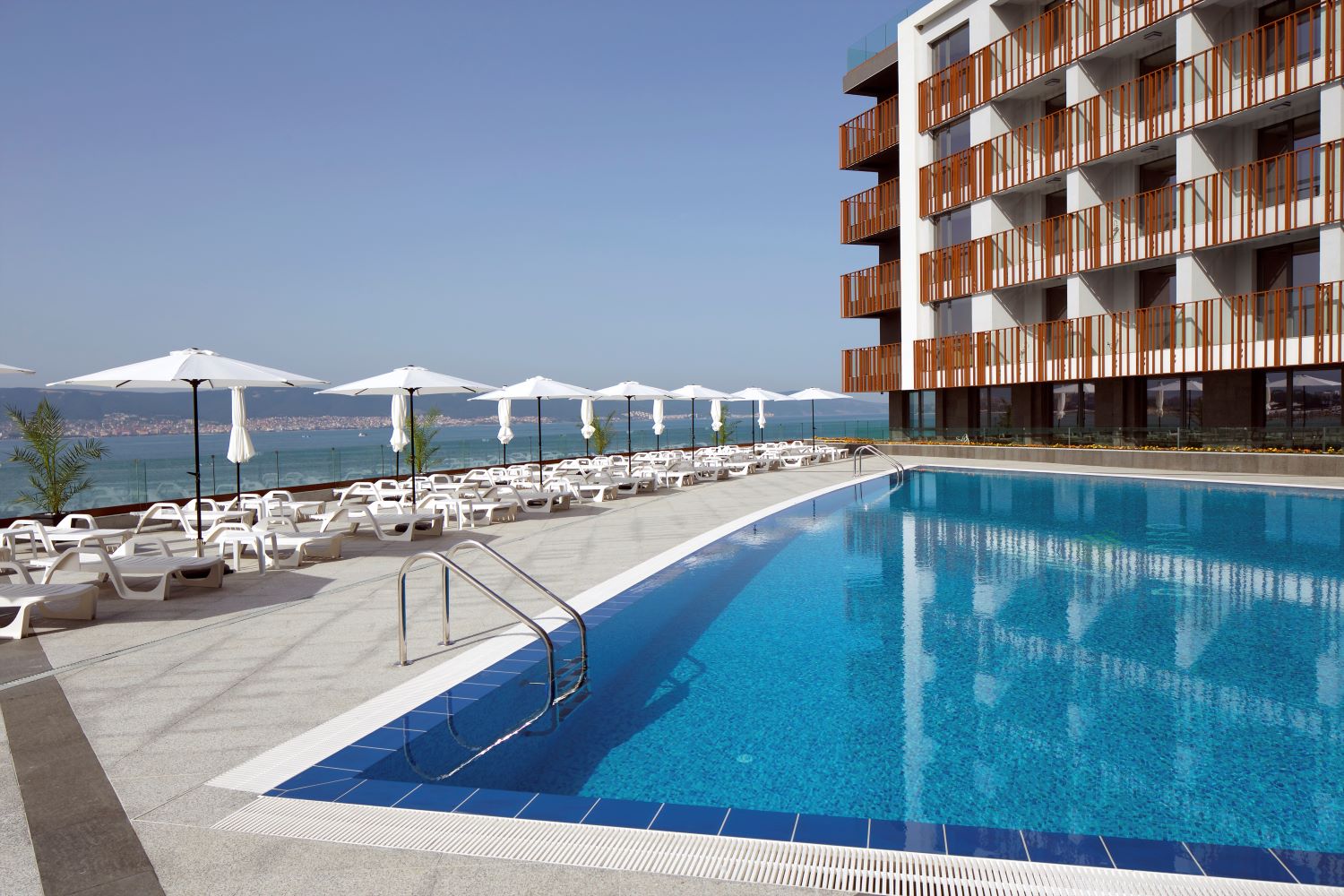 Paradiso Aparthotel-Oblast oko bazena.jpg