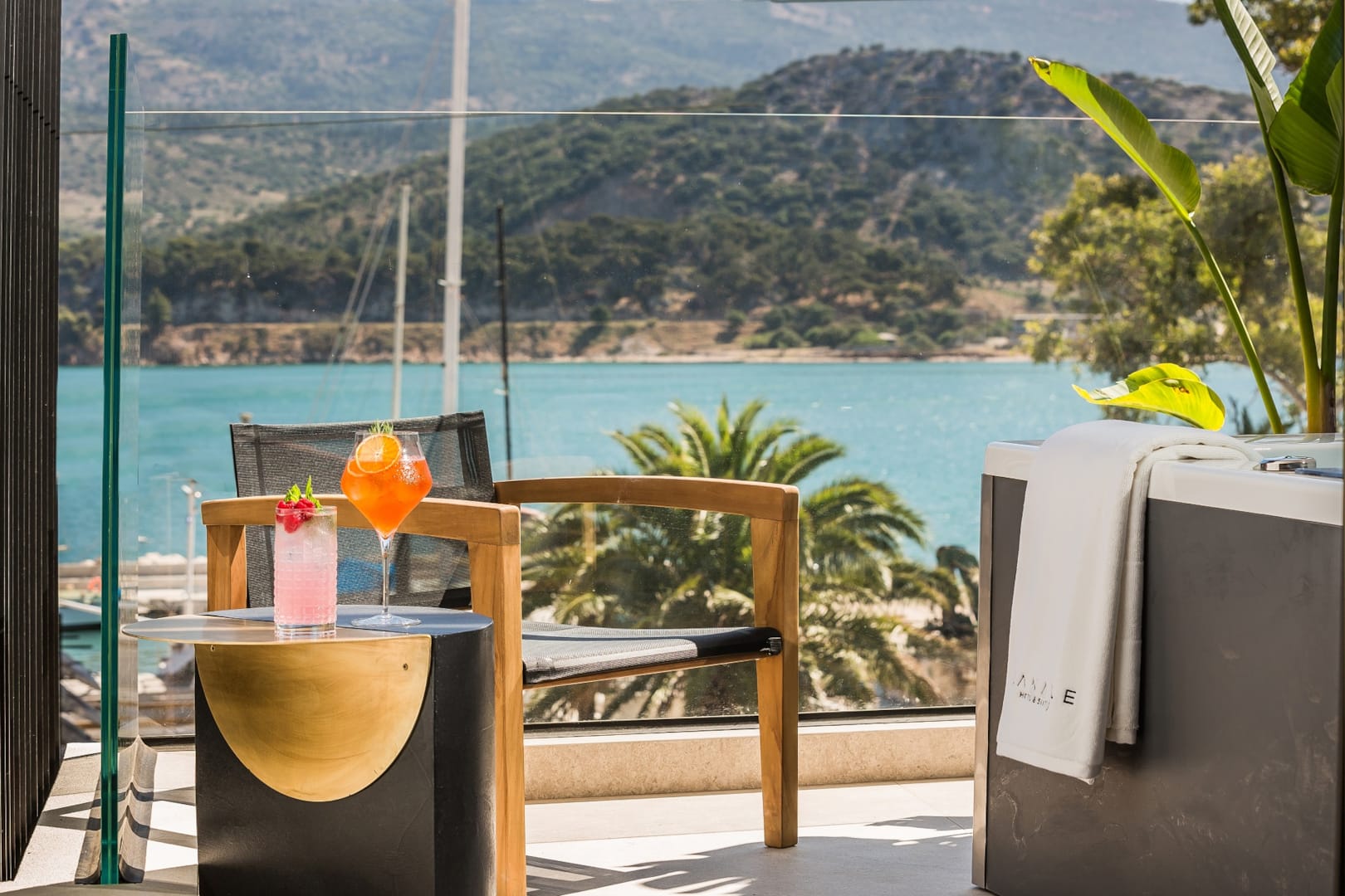 Canale Hotel & Suites-pogled na more sa balkona.jpg