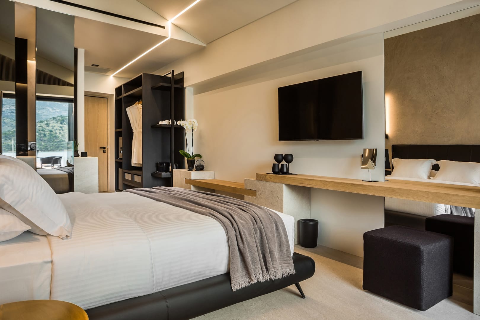 Canale Hotel & Suites-tv-spavaća-soba.jpg