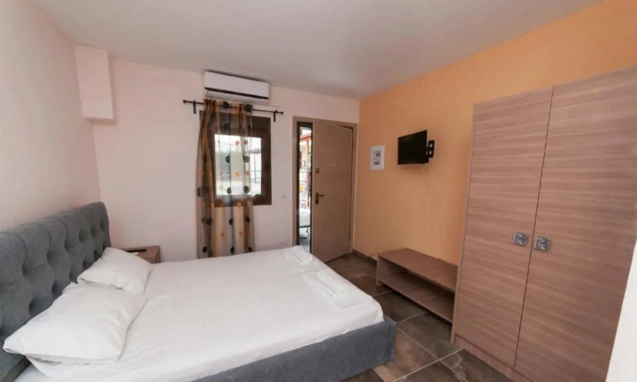 Sunset Inn-Studio pogled bazen.jpg
