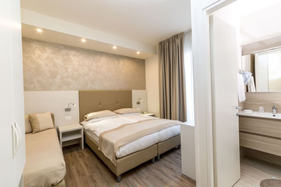 Hotel Touring-Prestige trokrevetna soba.jpg