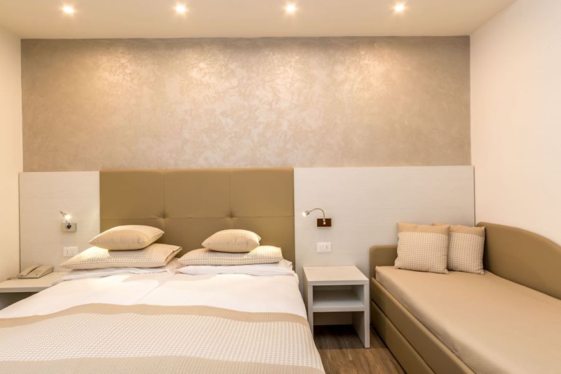 Touring Hotel-Prestige cetvorokrevetna soba.jpg