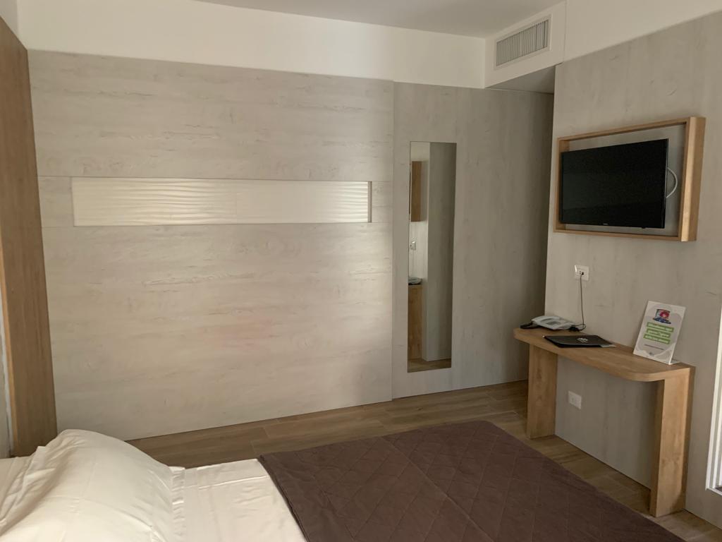Gardenia Hotel-Trokrevetna soba.jpg