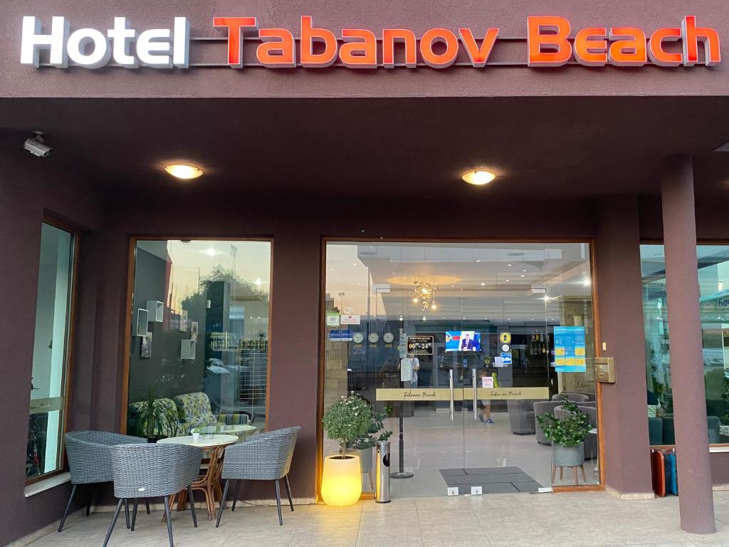 Hotel Tabanov Beach ulaz u hotel