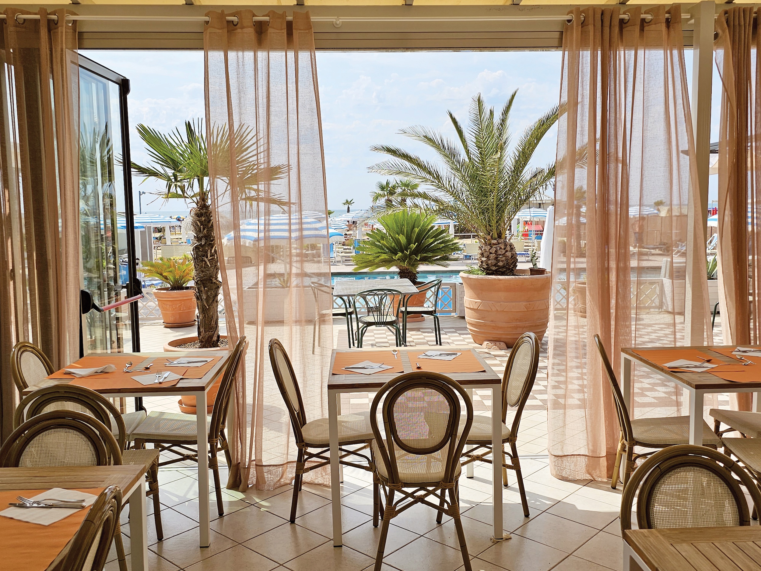 Hotel La Brezza-Bar.jpeg