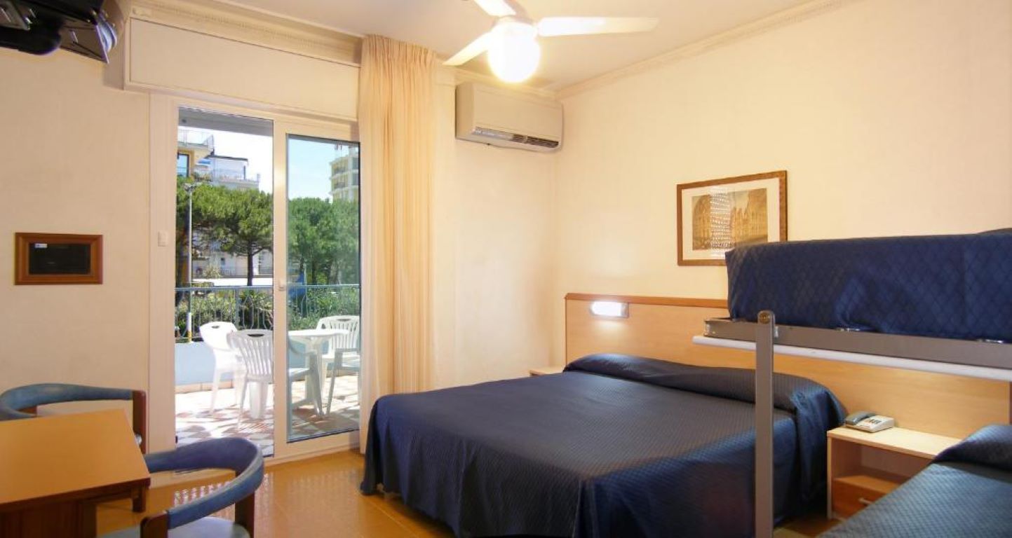 Hotel La Brezza-Cetvorokrevetna soba.jpg