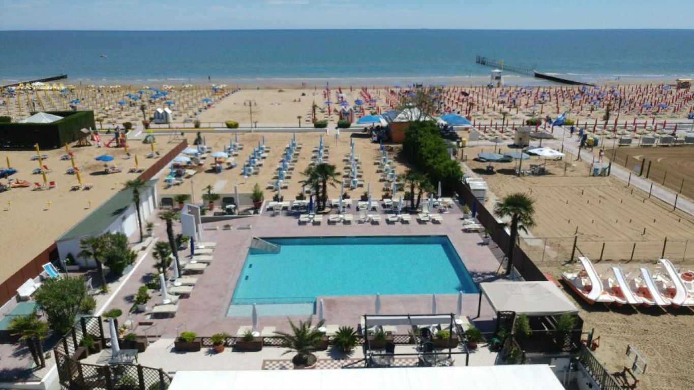 Hotel La Brezza-Plaza.jpg