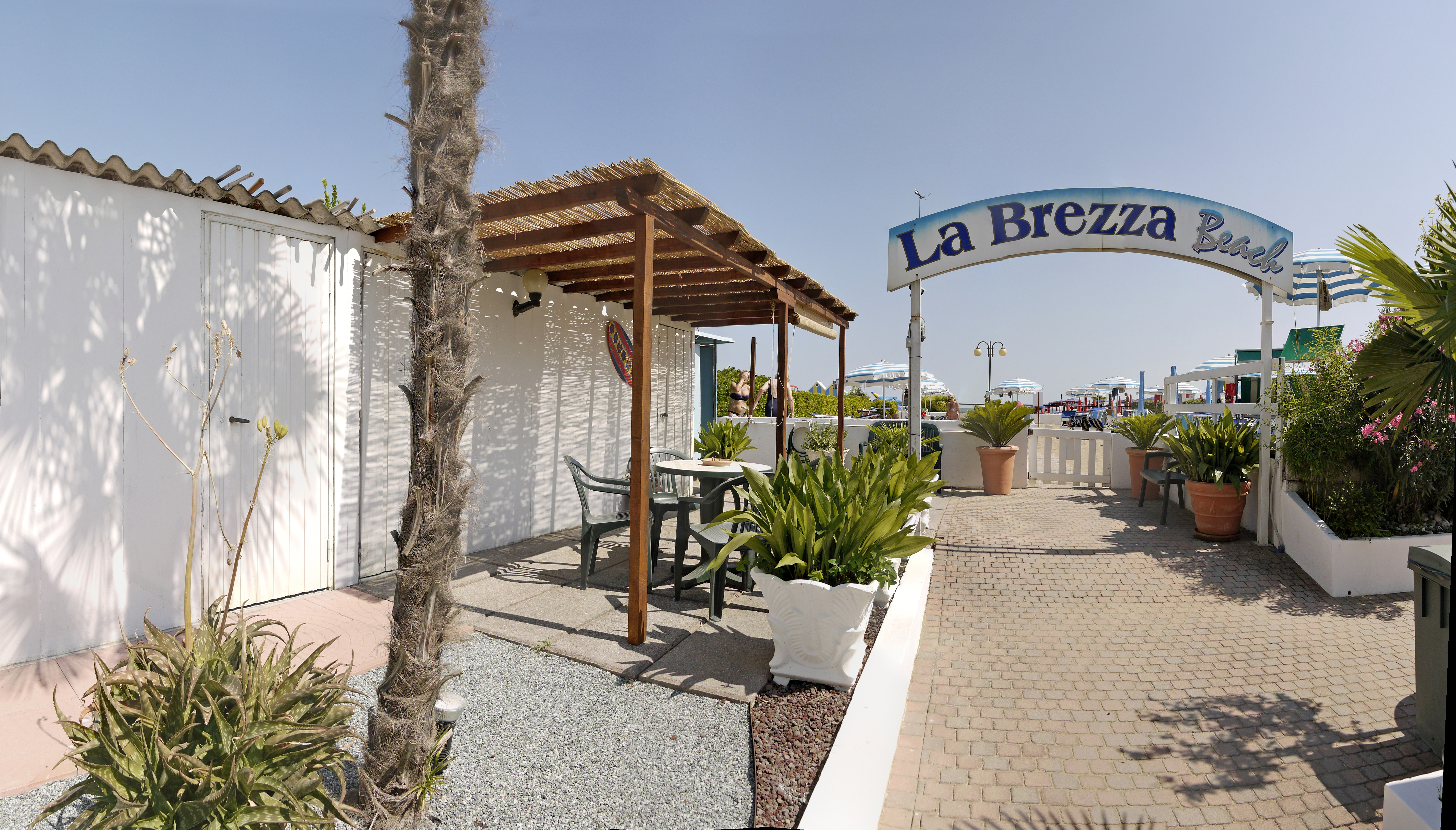 La Brezza Hotel-Izlaz na plazu.jpg