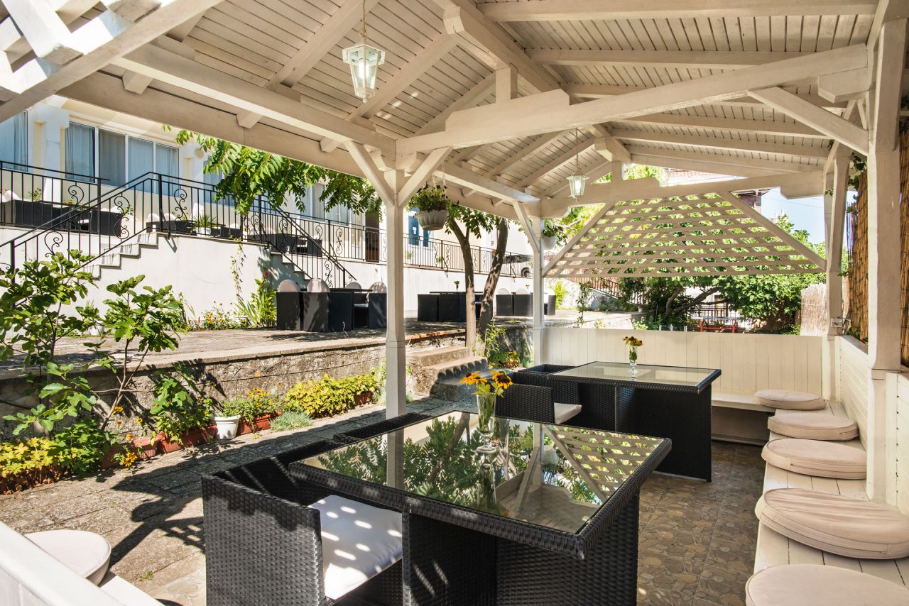 Hotel Effect Saint Mina dvorište.jpg