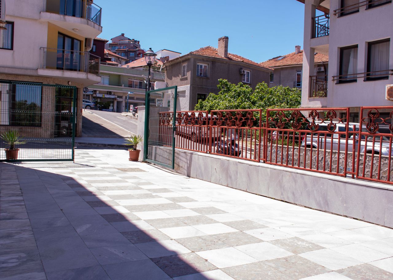 Hotel Effect Saint Mina parking.jpg