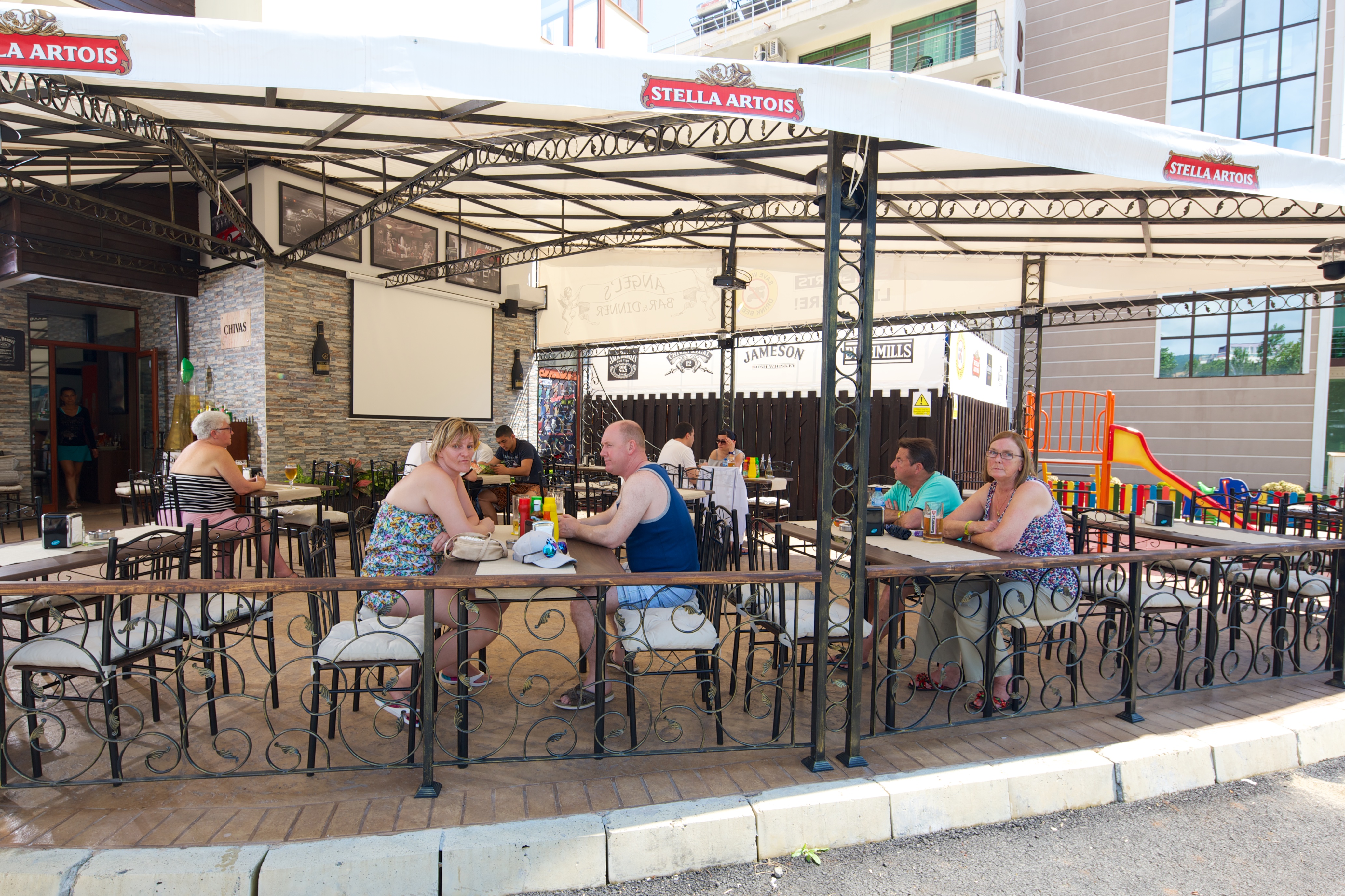 Hotel Lira pub