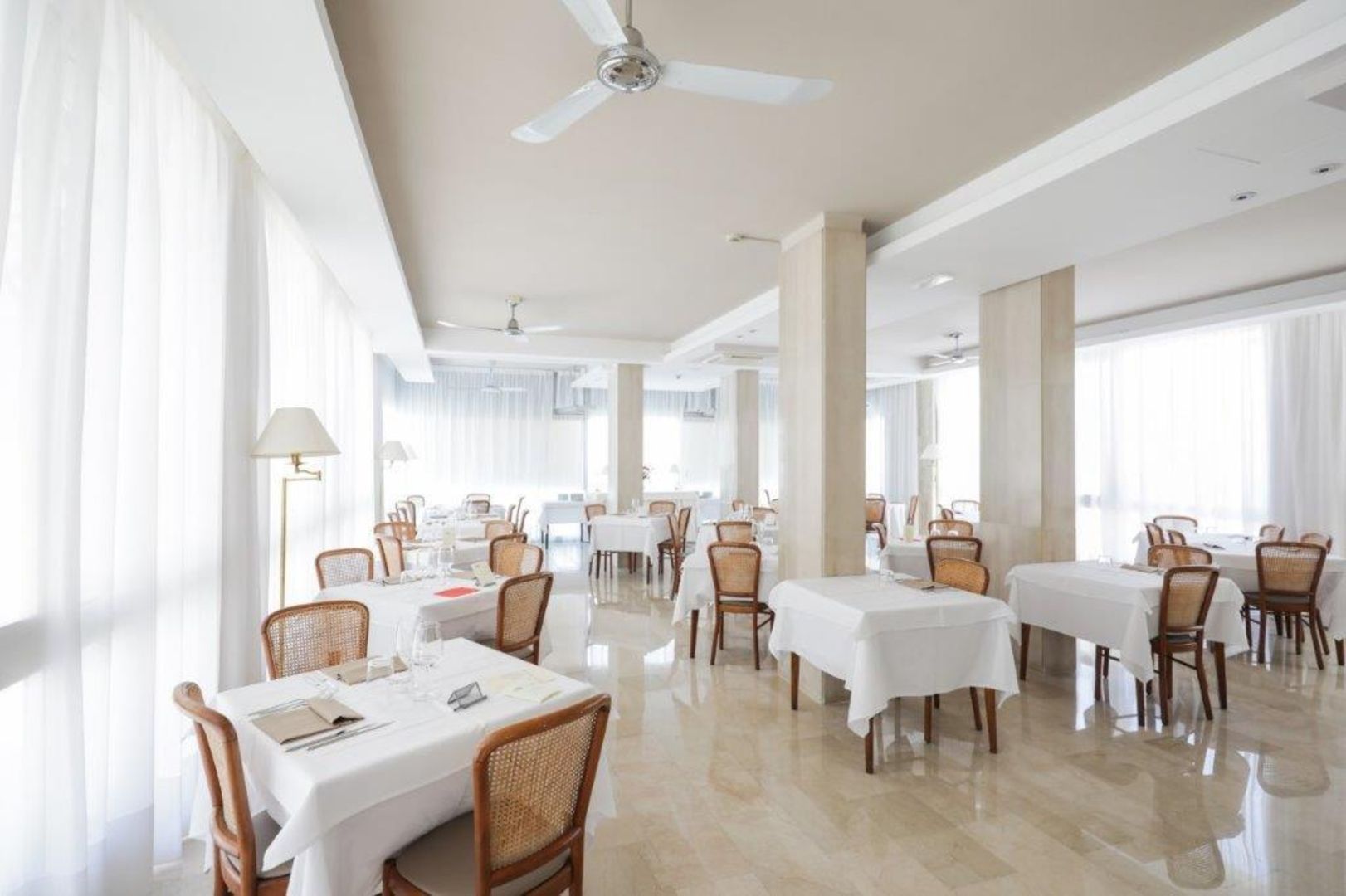 Boston Hotel-Restoran.jpg
