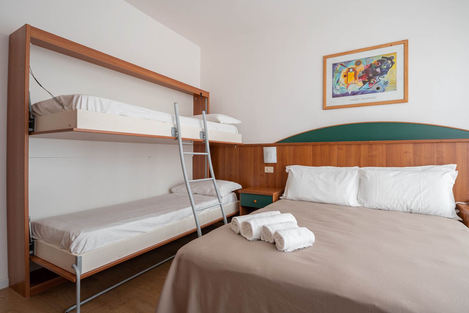Hotel Boston-Porodicna Economy soba.jpg