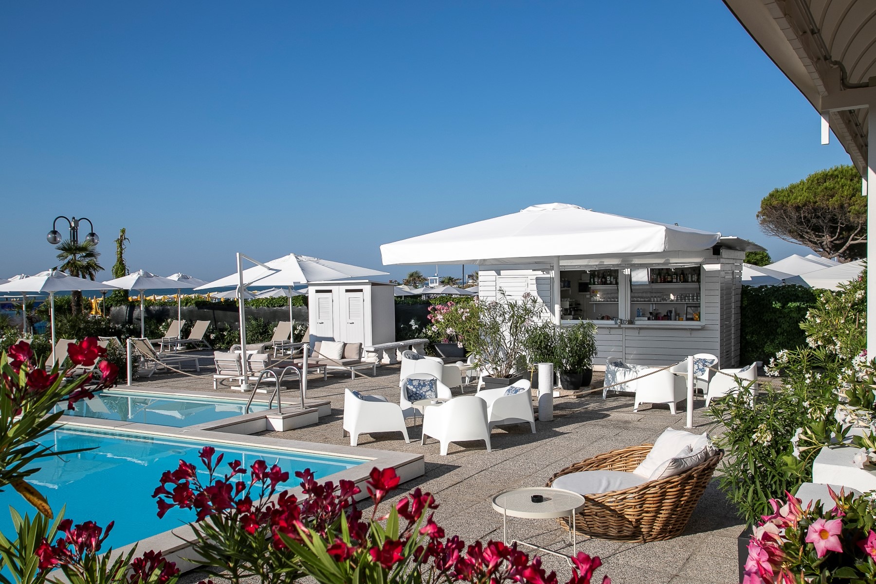 Imperial Palace Hotel-Bar pored bazena.jpg