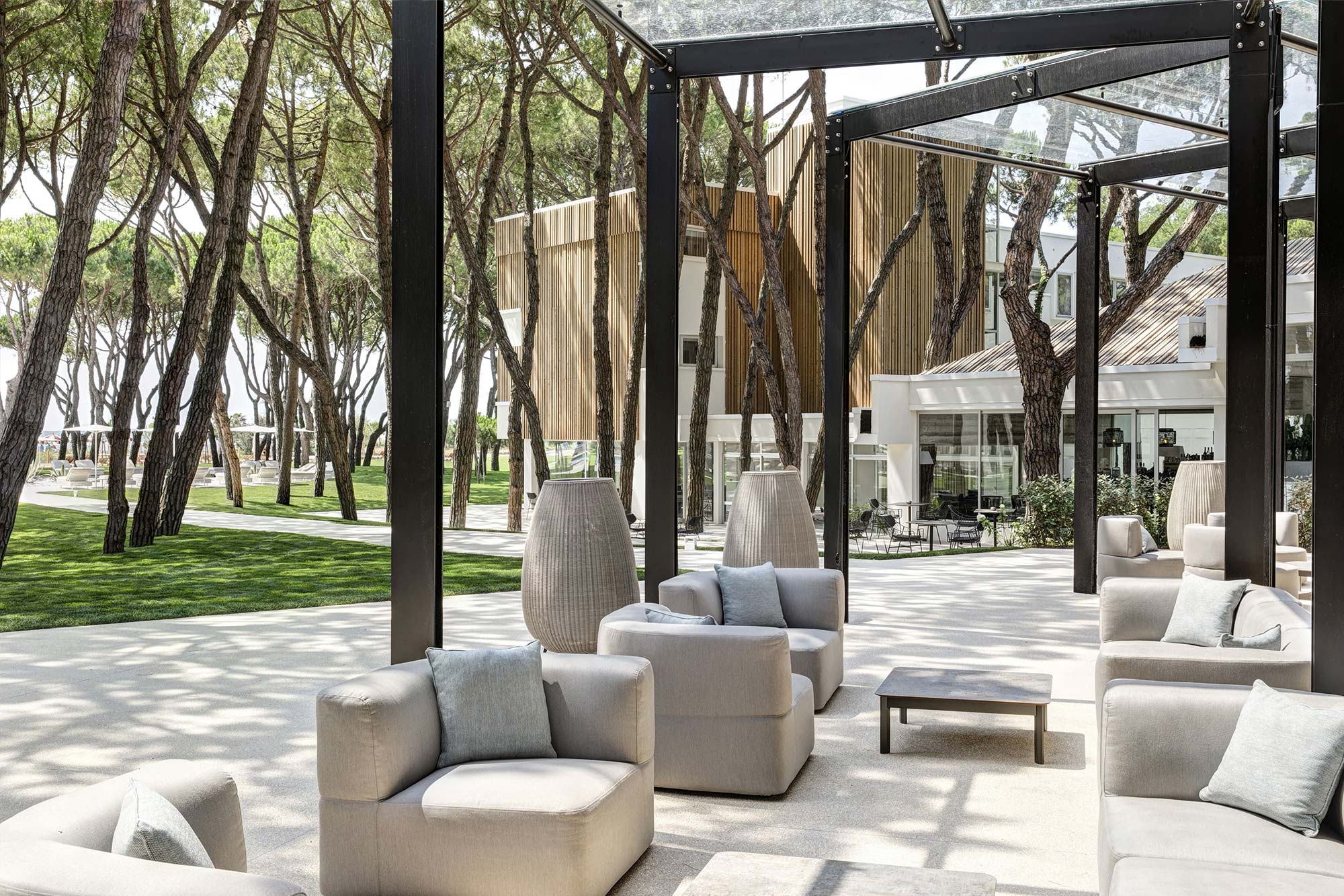 Bellevue Hotel & Resort-Lobby spolja.jpg