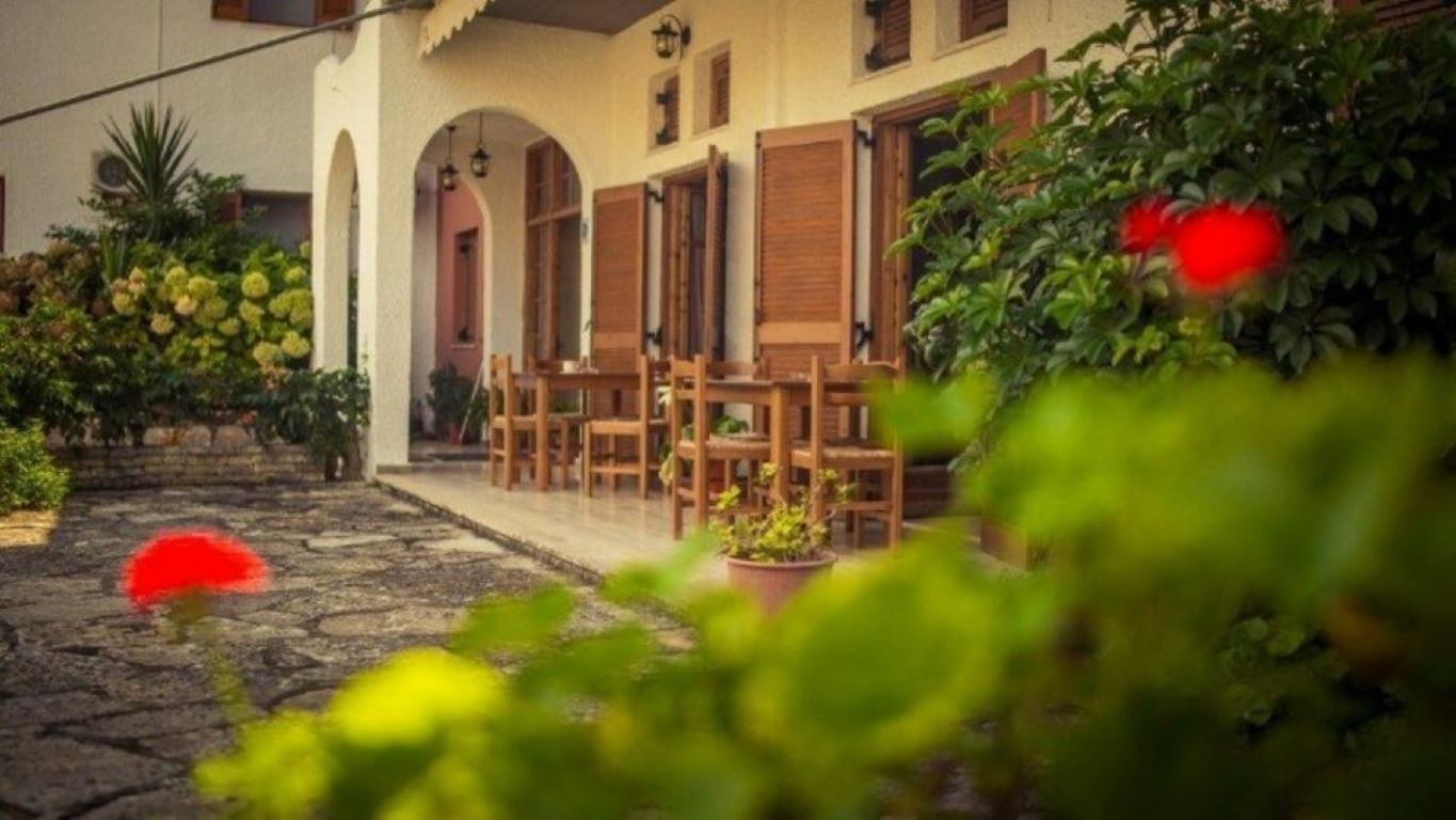 Long Summer Hotel-Terasa.jpg