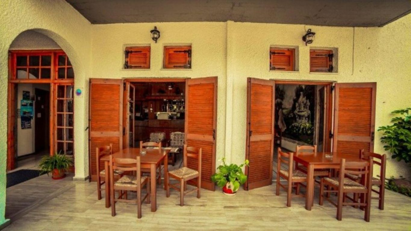 Long Summer-Ulaz u hotel.jpg