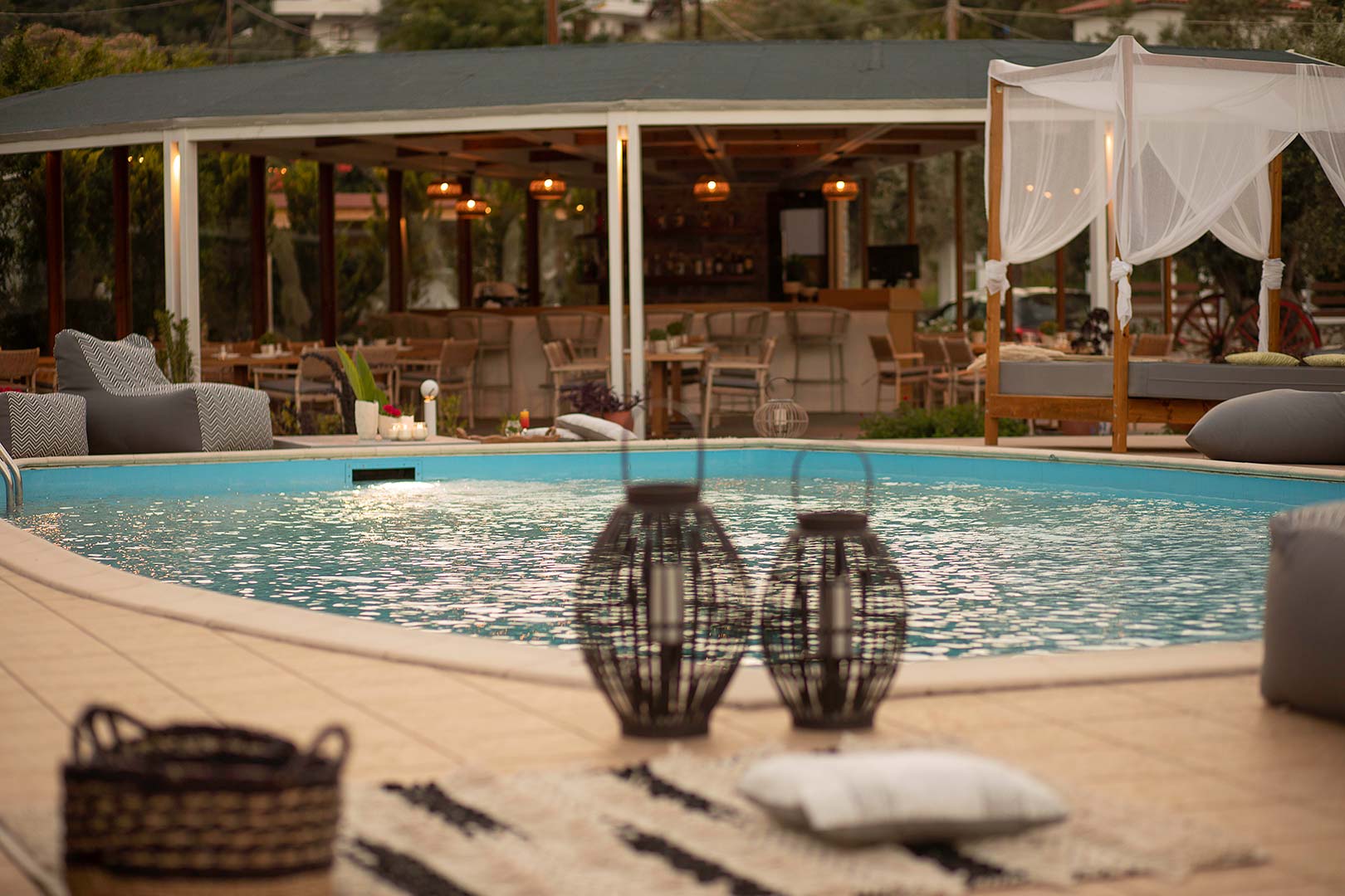 skiathos-avaton-hotel-bar pored bazena.jpg